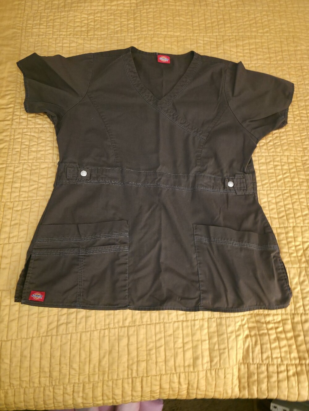 Dickies Brown V-Neck Scrub Top with Utility Pockets Size Small